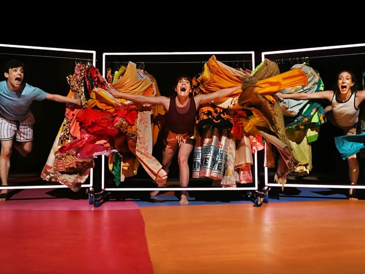 Groupe de danseurs sur scène.