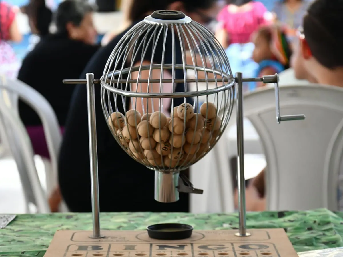 Un boulier et un tableau maître de bingo, avec des participants dans une salle.