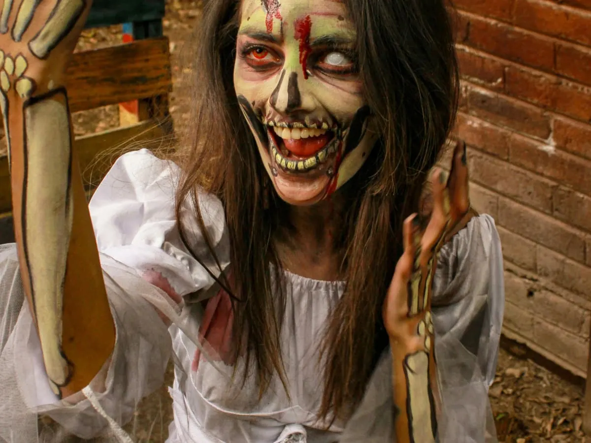 Jeune fille maquillée en zombie