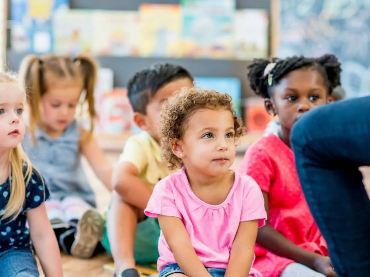 Des enfants qui écoutent une histoire