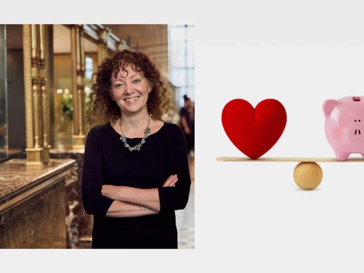 Hélène Belleau, à côté d'une balance avec une banque et un coeur