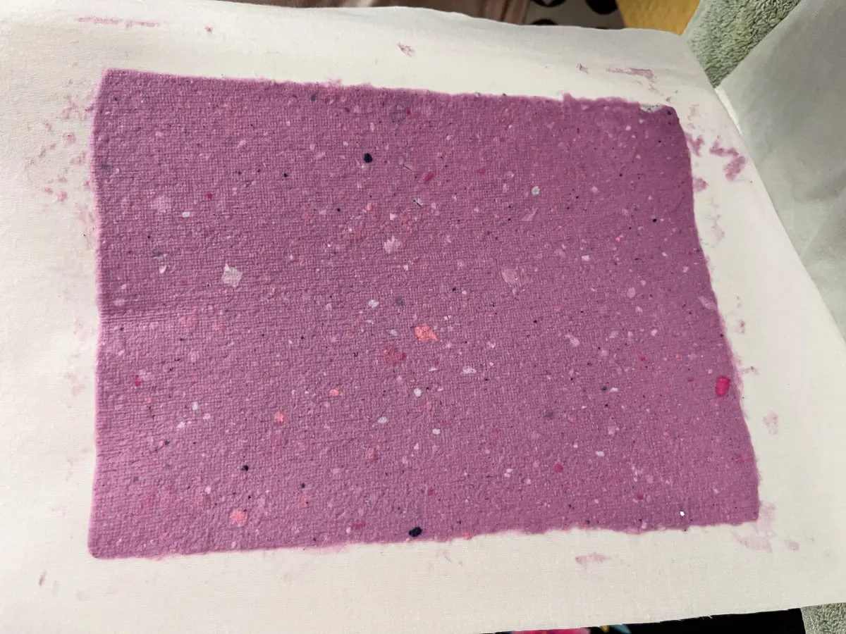 Image d'une feuille de papier artisanale rose.