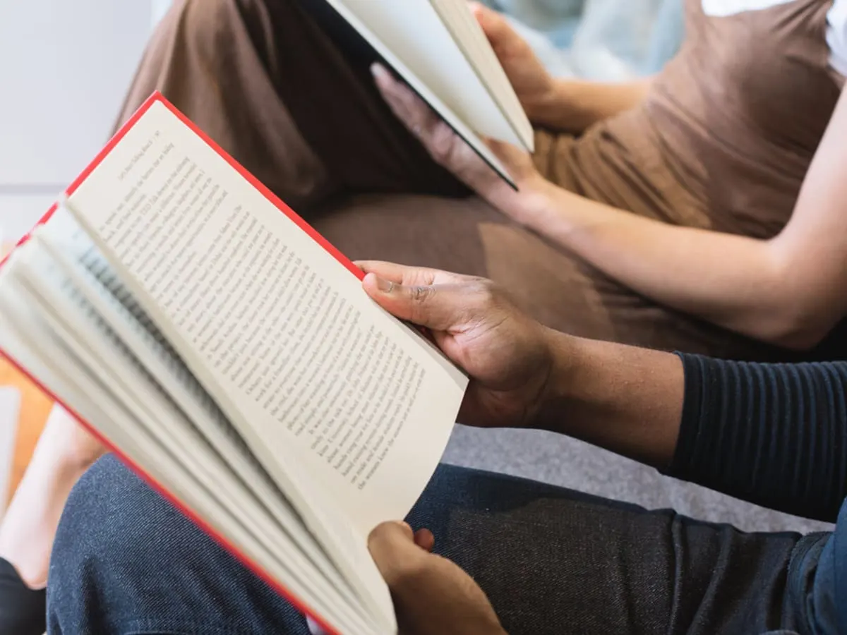 Photo de personnes assises avec chacune un livre ouvert