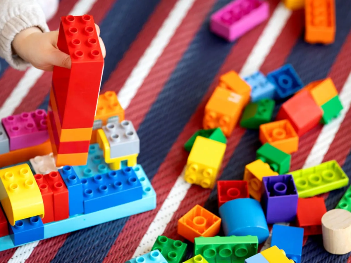 Photo d'un enfant qui jouer avec des blocs de construction