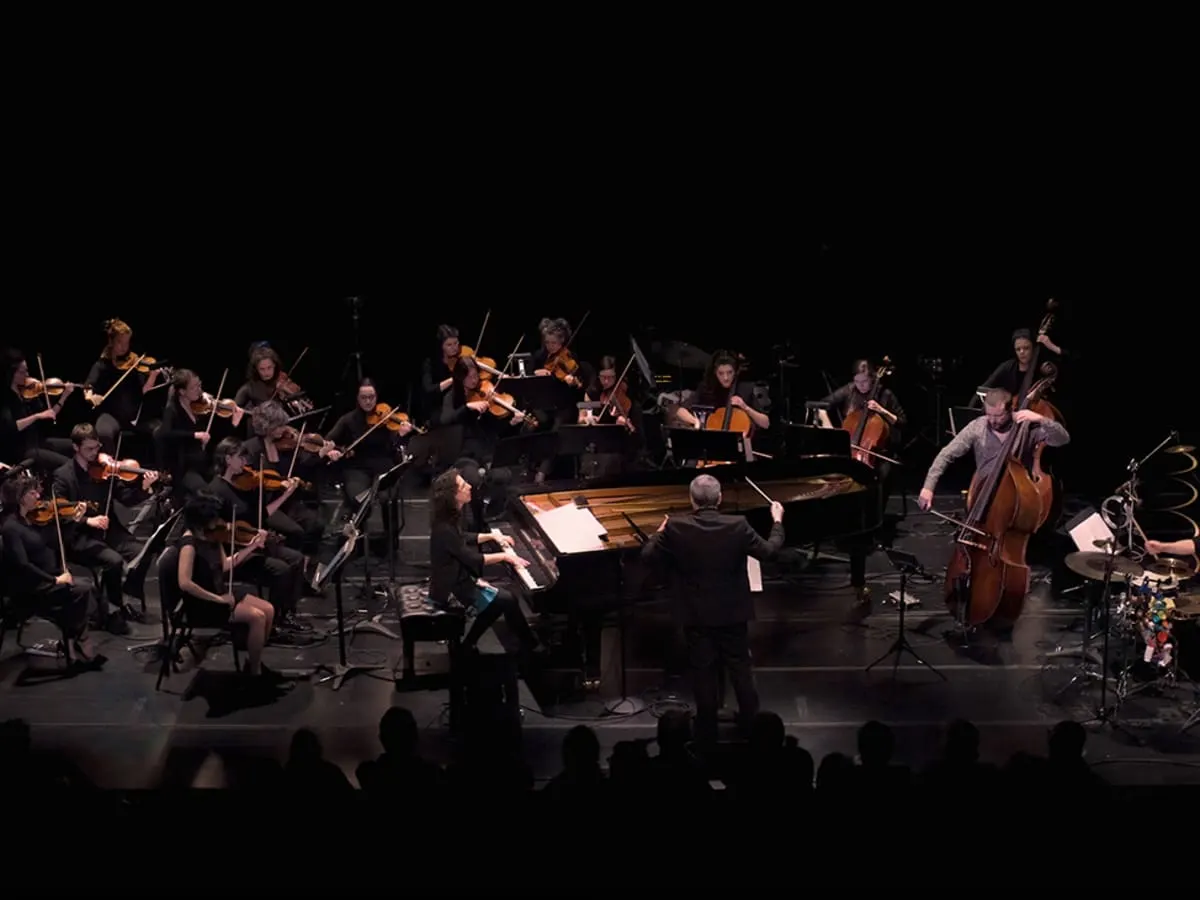 Musiciens de l'orchestre et la pianiste en performance