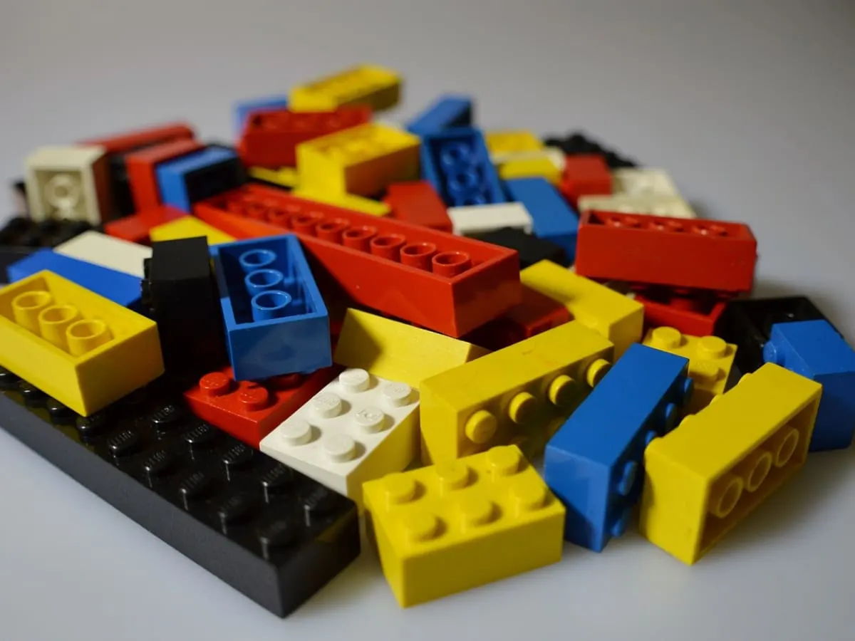 Beaucoup de blocs Lego sur un fond blanc