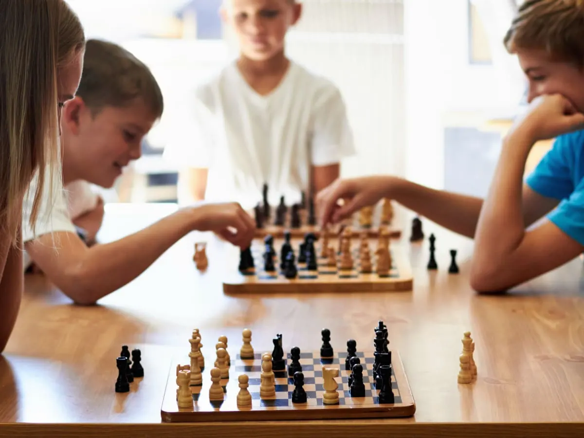 Photo d'enfants en train de jouer aux échecs
