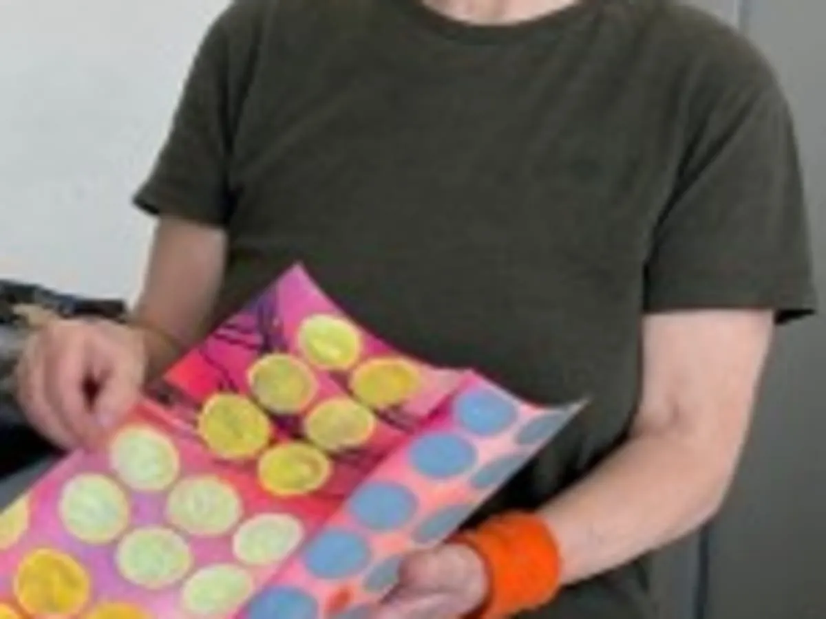 l'artiste présentant des pochoirs