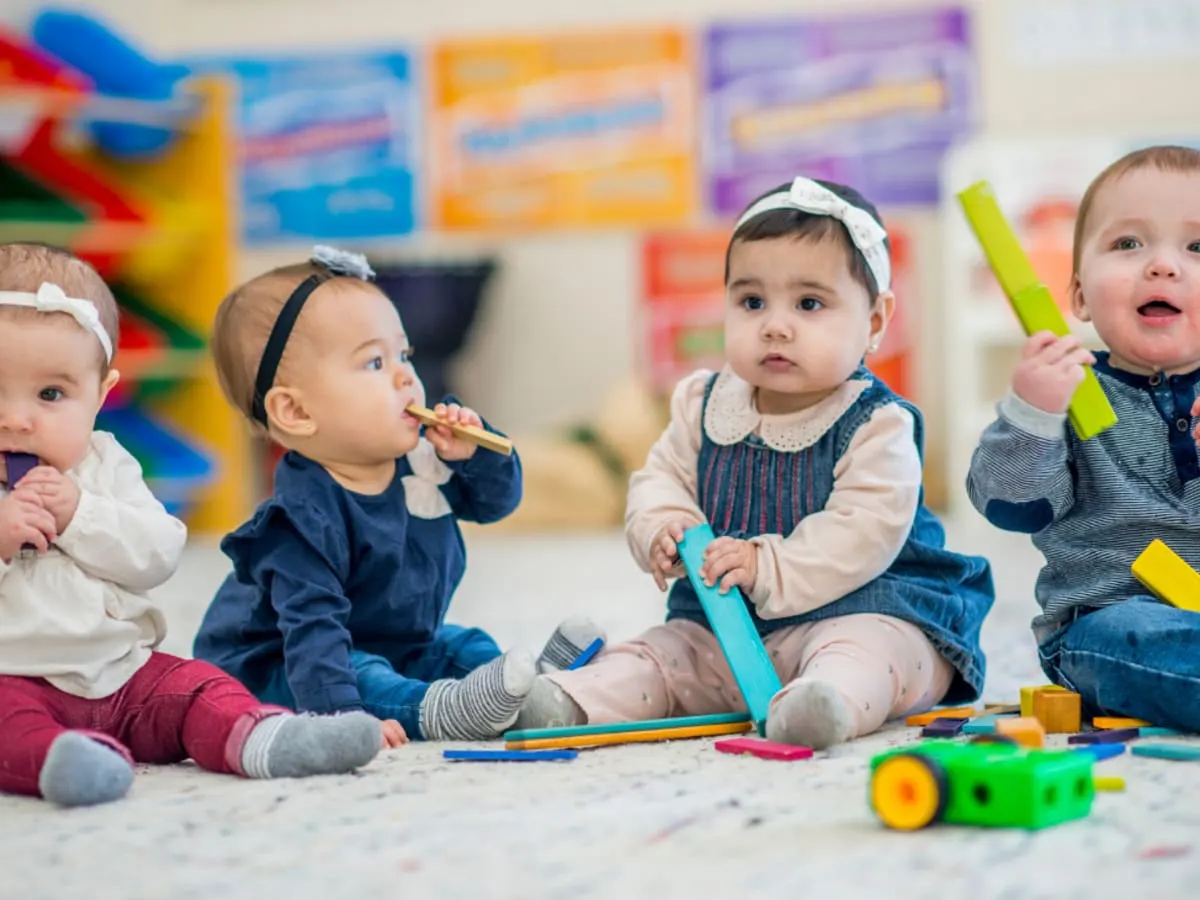 Quatre bébés assis.