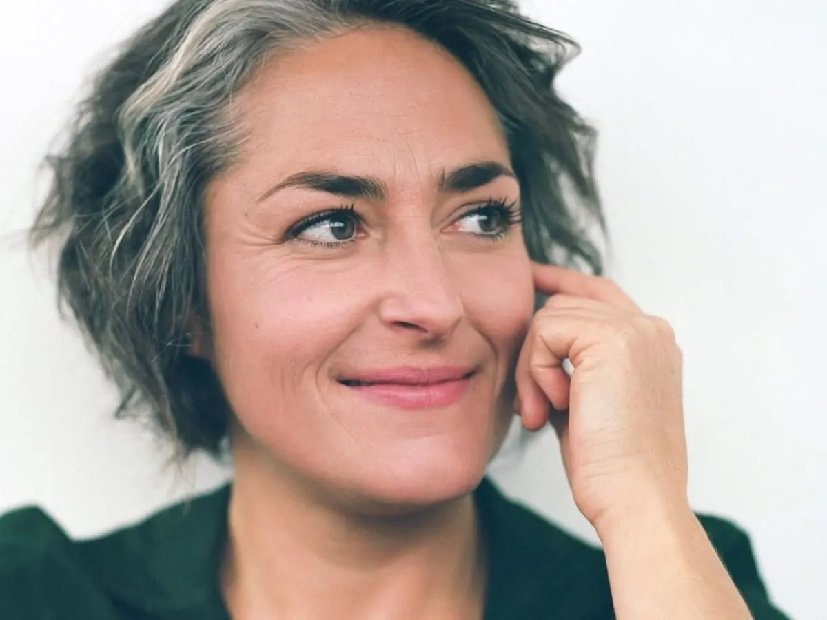 Cette image est un portrait Katy Roy en gros plan photographiée sur un fond uni très clair.