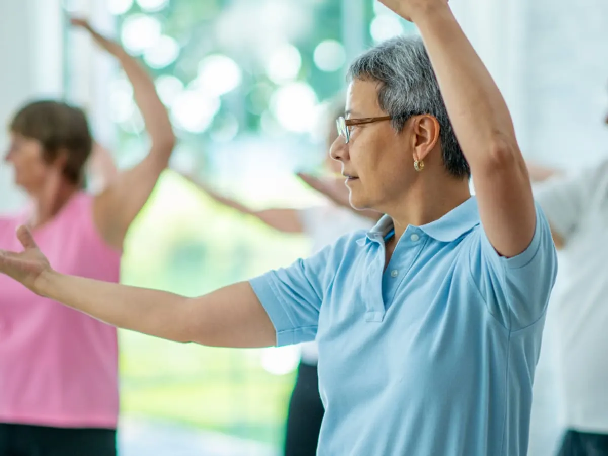 Personnes faisant du tai chi