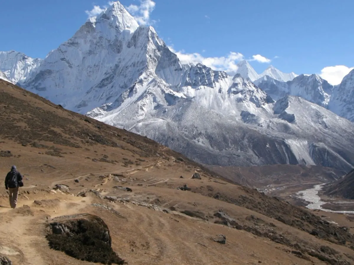 Paysage montagneux avec protagonistes marchant sur la crête