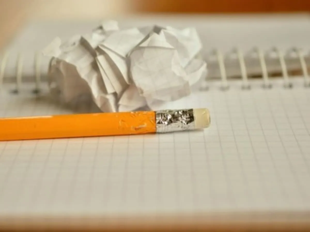 Photo d'un cahier avec un crayon de bois