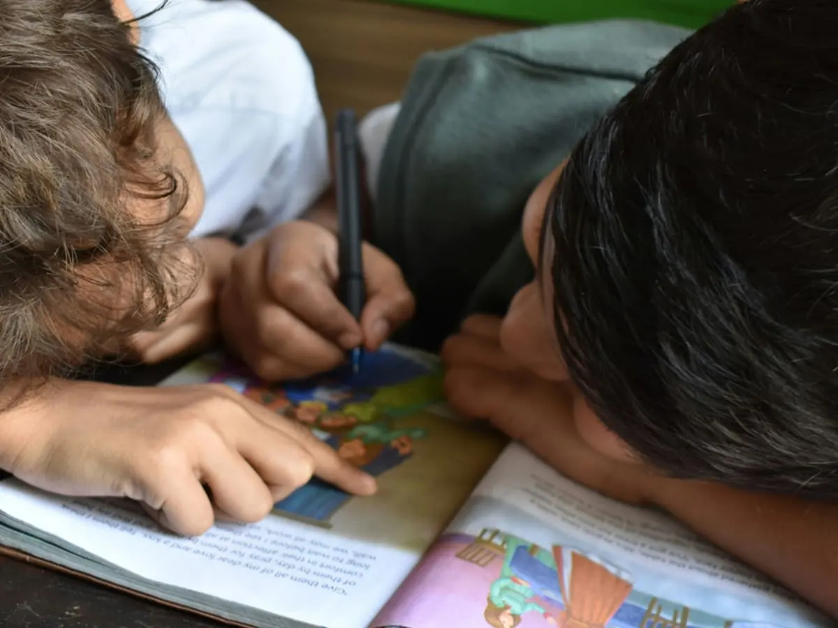 Deux enfants lisent un livre ensemble