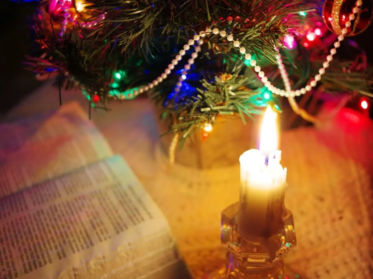 livre, chandelle et sapin de noël