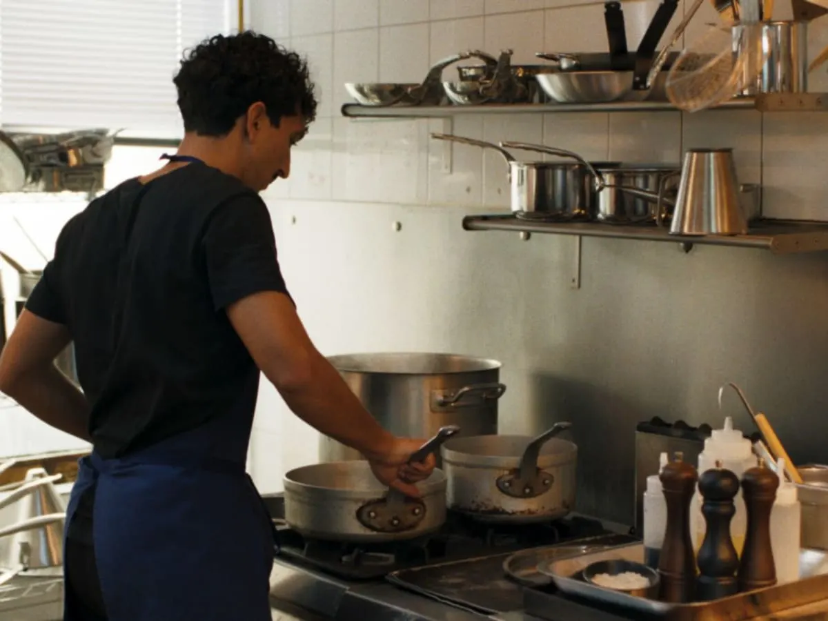 Une homme cusine.