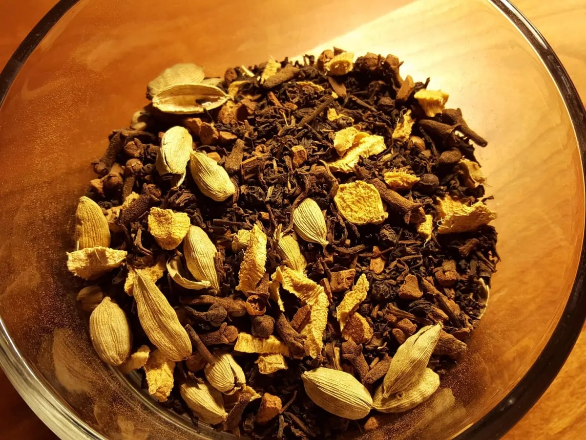 Bol contenant des épices utilisées dans le chaï
