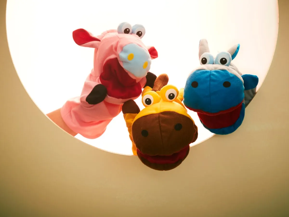 Trois marionnettes à main d'animaux en tissu.