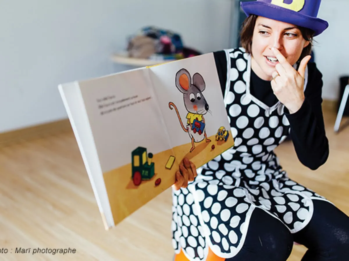 Karine Fortin animant une heure du conte