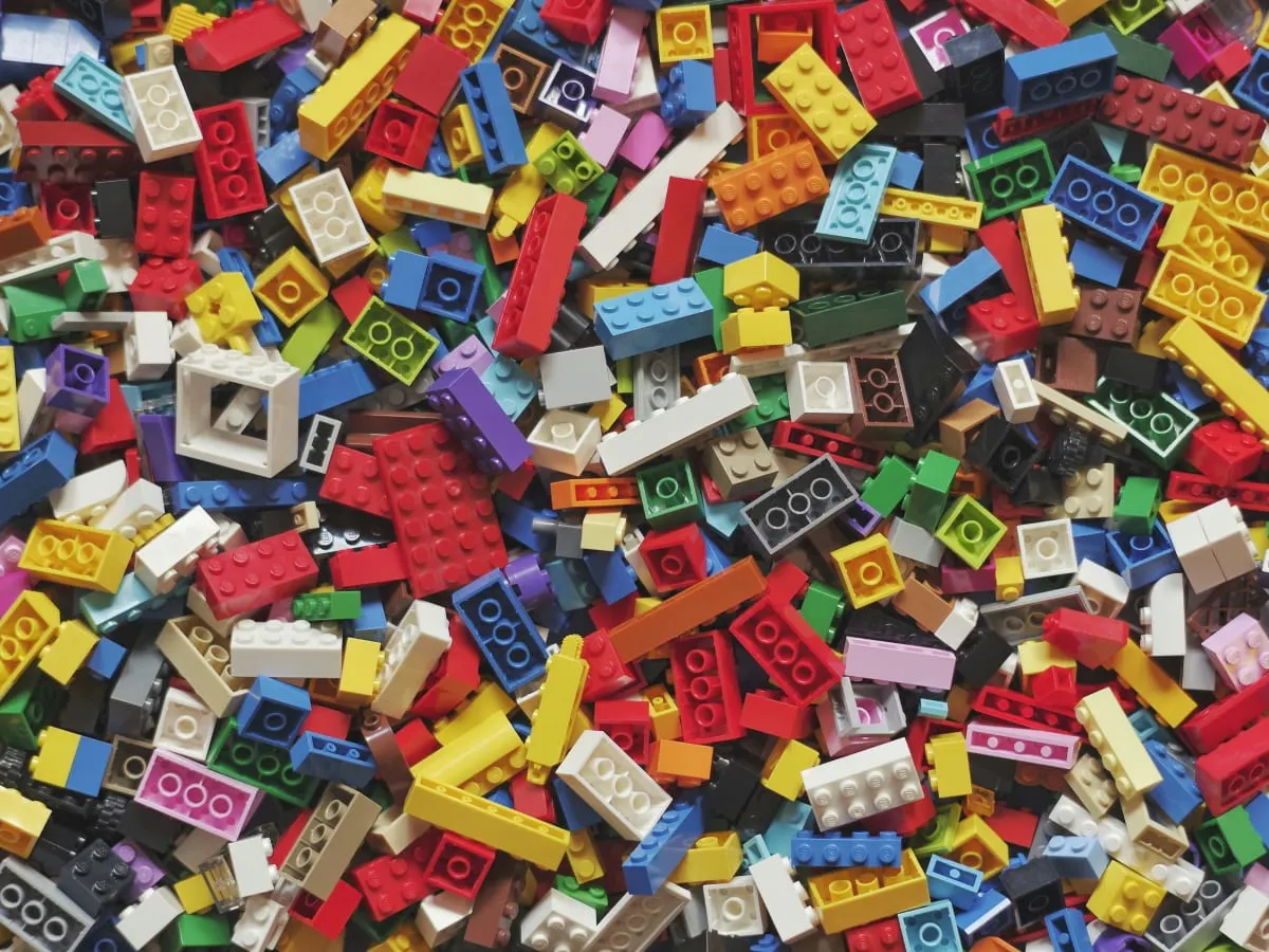 Photo de plusieurs pièces de LEGO colorée