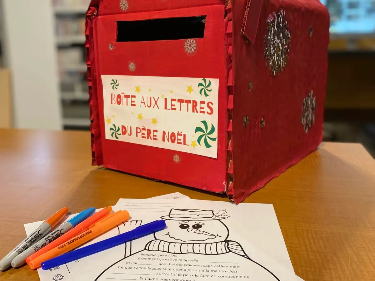 Boite aux lettre rouge avec lettres au père noël à l'avant