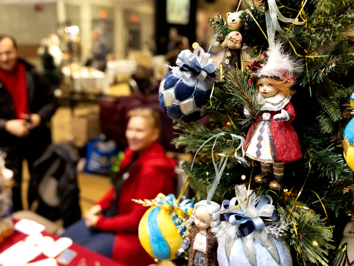 Des décorations sur un sapin de Noël se trouve d'un un kiosque du Marché