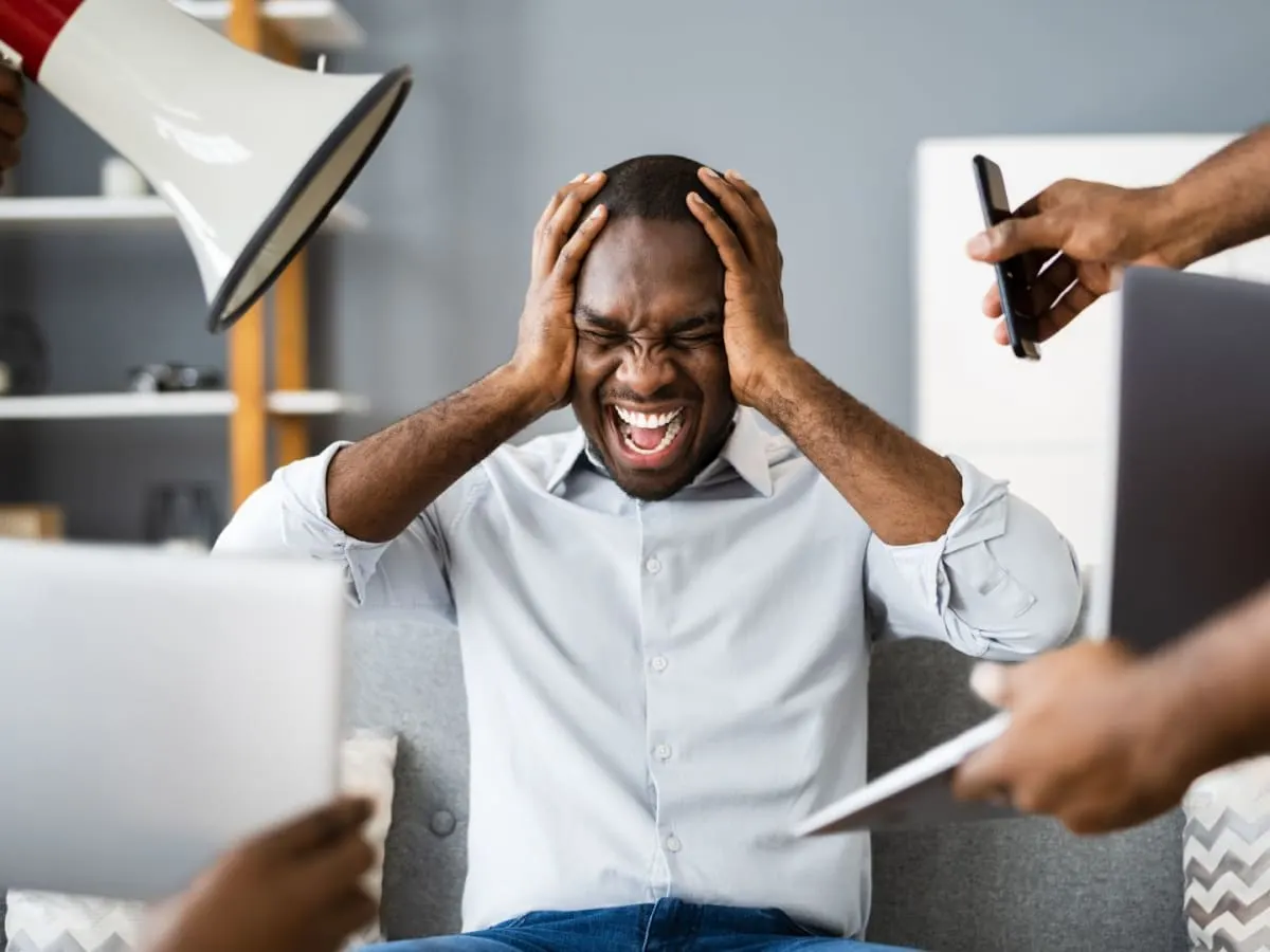 Homme surchargé d'information