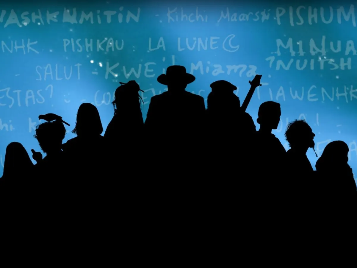 Silhouettes de plusieurs personnes regroupées devant un fond bleu couvert de mots de salutation dans différentes langues.