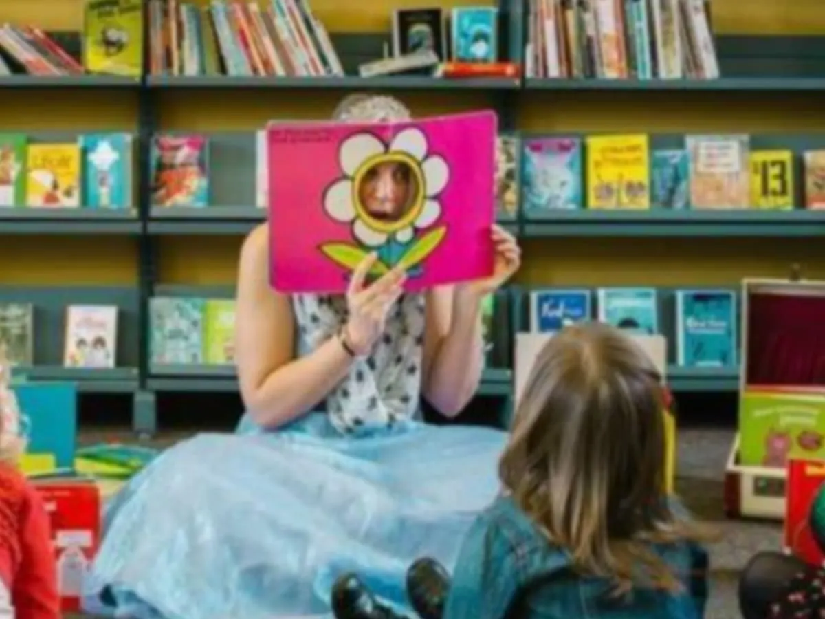 Une animatrice lit un livre à des enfants