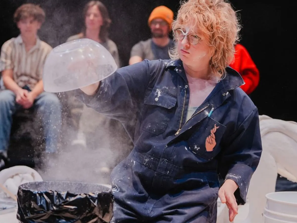 Une comédienne travaille le plâtre