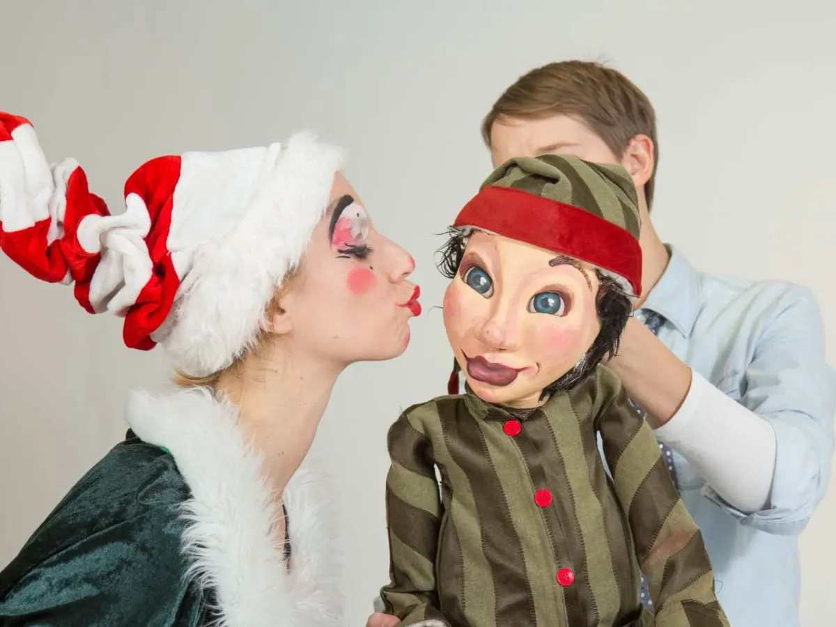 personnage déguisé qui embrasse une marionnette