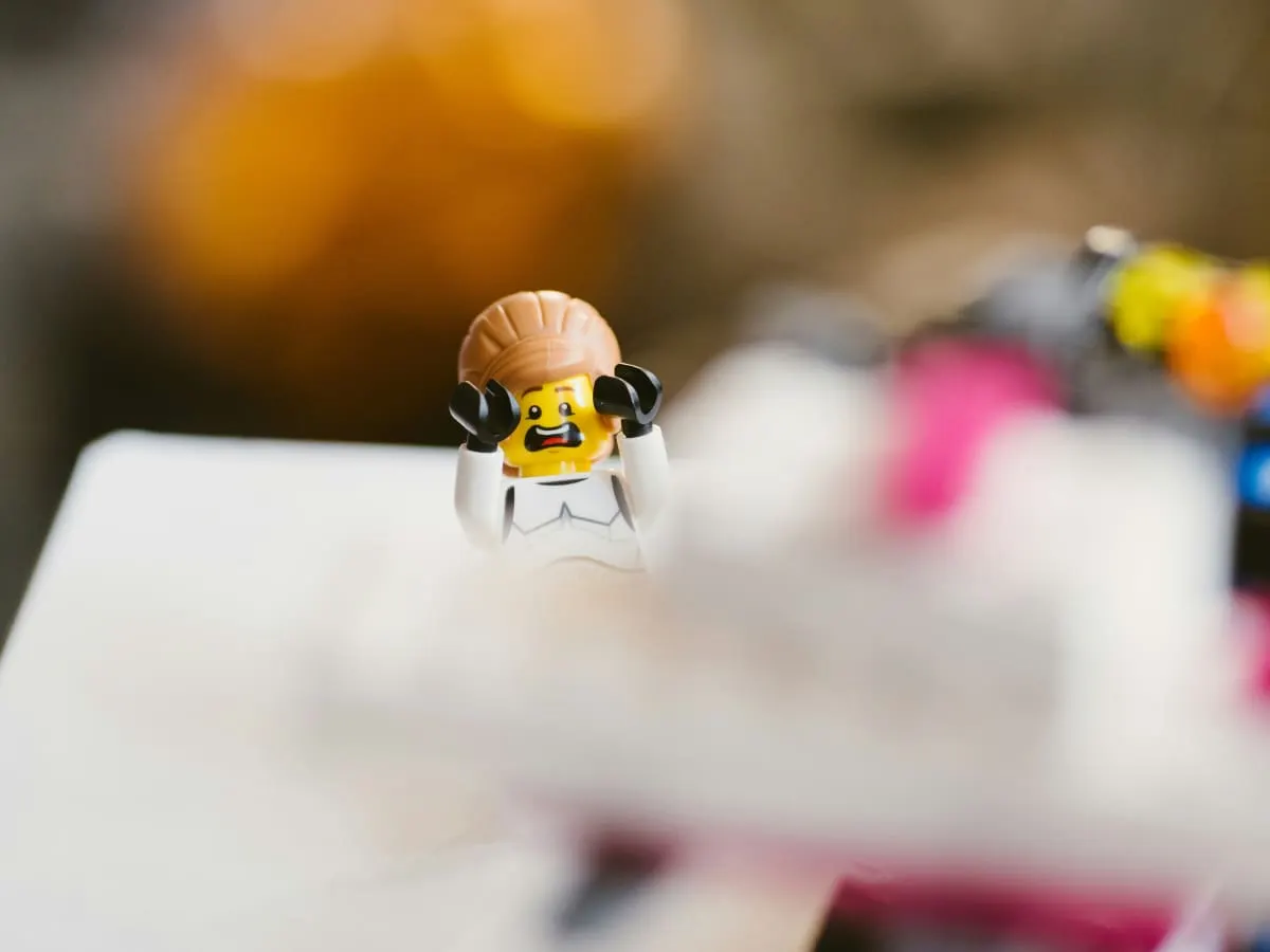 Un personnage LEGO a très peur.