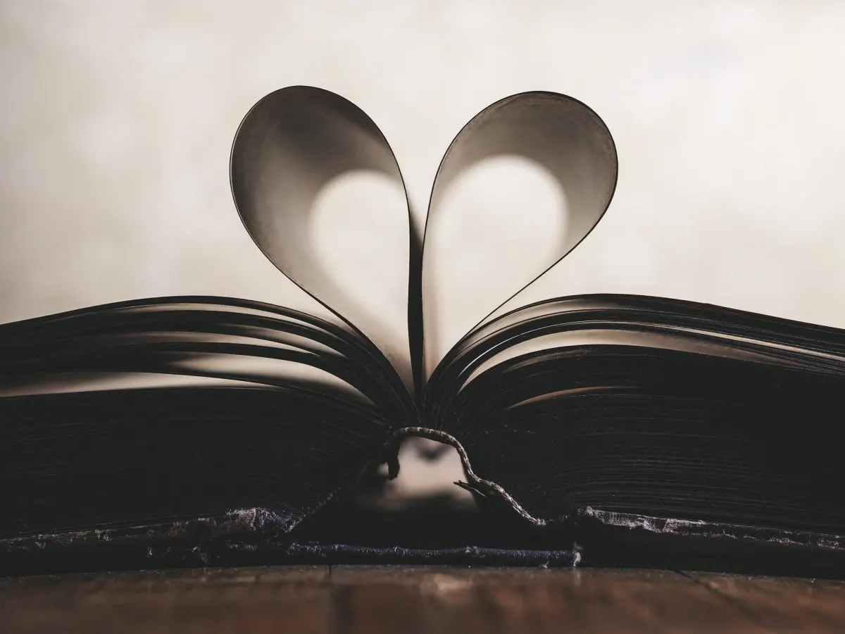 Page de livre ouvert en forme de coeur.