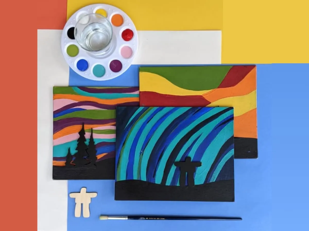 Photo de peintures d'aurores boréales avec un paysage noir qui se superpose.
