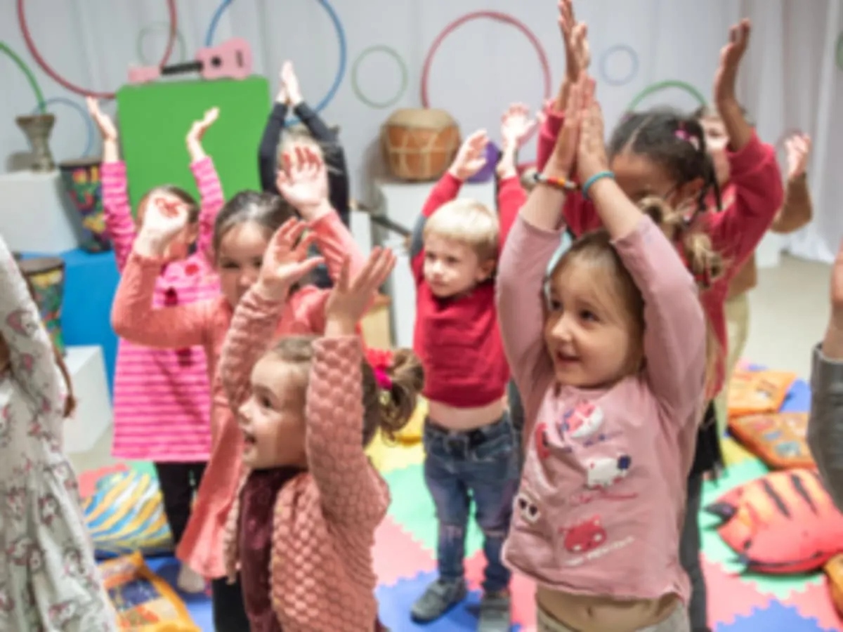 Bandes d'enfants qui font des exercises les bras levés